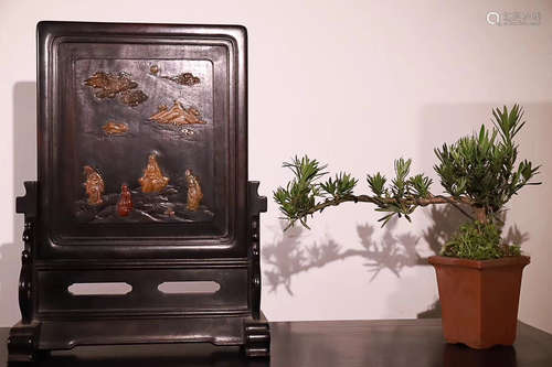 A RED SANDALWOOD FIGURE TABLE SCREEN INLAY SHOUSHAN STONE