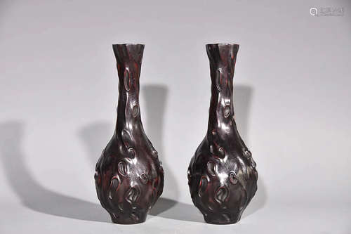 A PAIR OF RED SANDALWOOD CARVING VASE