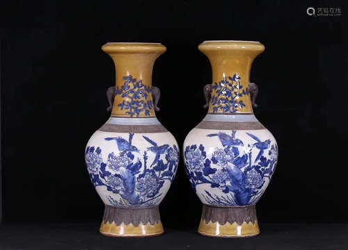 A PAIR OF OLD BLUE & WHITE VASES, QING DYNASTY