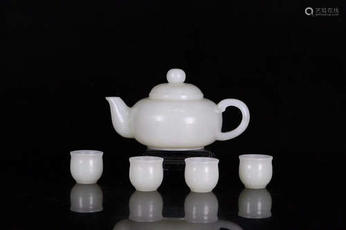 A SET OF QING DYNASTY HETIAN JADE WINE SET