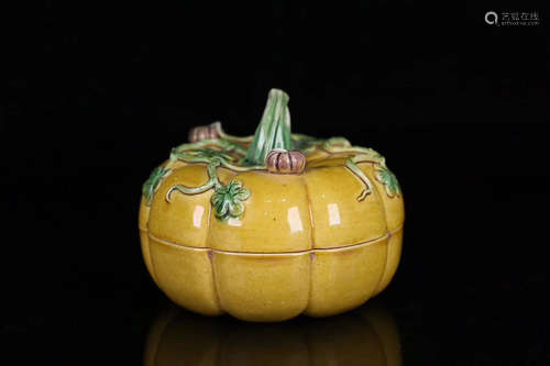 A YELLOW GLAZE MELON SHAPE BOX WITH CAP, QING DYNASTY