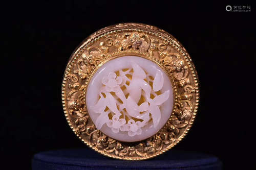 A QING DYNASTY SILVER GILT INLAID JADE BOX WITH CAP