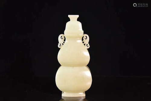 A QING DYNASTY HETIAN JADE CALABASH SHAPE VASE