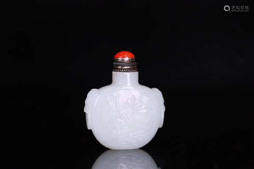 AN OLD QING DYNASTY HETIAN JADE SNUFF BOTTLE