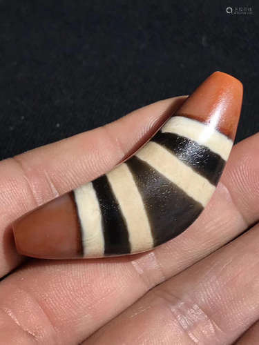 AN OX HORN DESIGN DZI BEAD