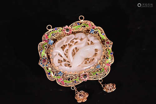 A QING DYNASTY SILVER GILT PENDANT