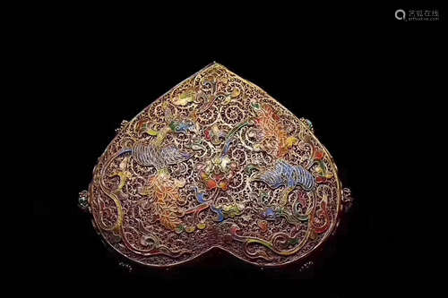 A SILVER GILT PEACH HEART SHAPED BOX WITH CAP, QING DYNASTY