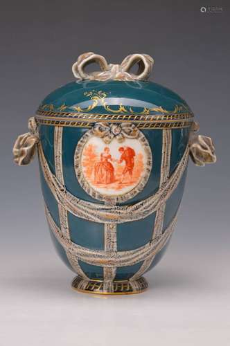 lidded vase