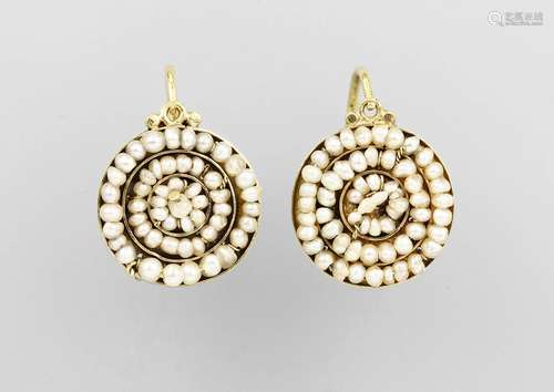 Pair of 18 kt gold earrings with seedpearls