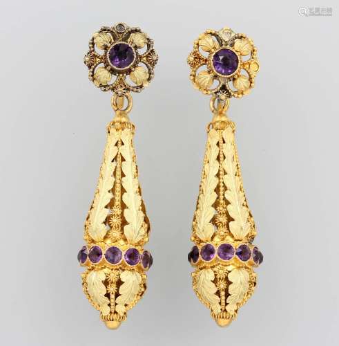 Pair of 18 kt gold earrings with amethysts