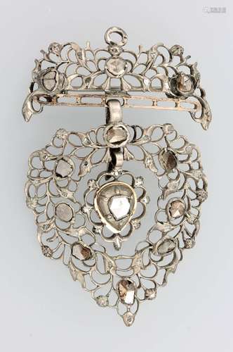 Brooch with diamonds