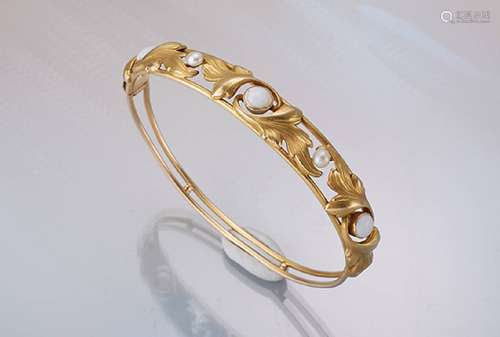 Bangle with opals and pearls