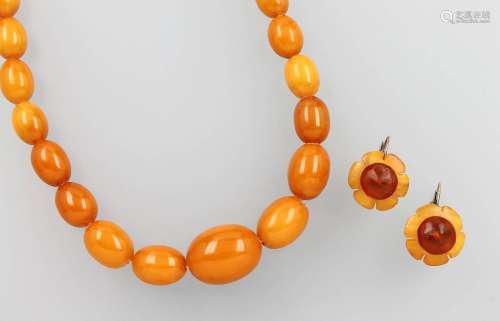 Chain made of amber and pair of earrings with amber-blossoms
