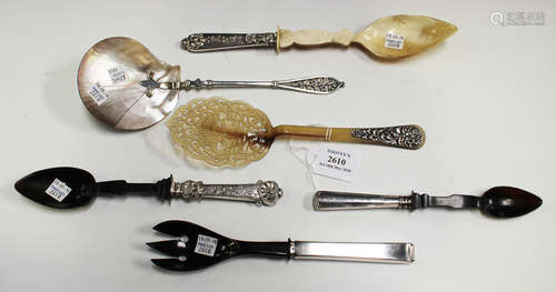 A late 19th century pierced horn and white metal mounted pastry server