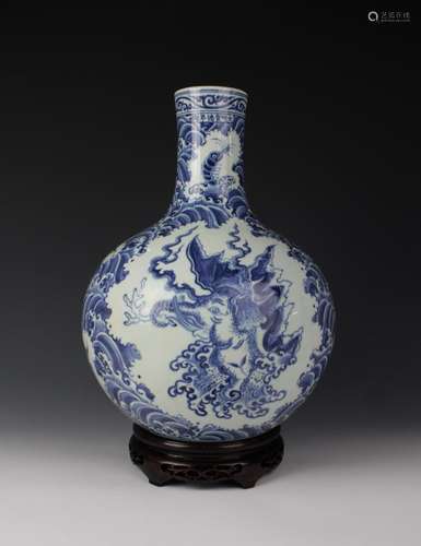 CHINESE PORCELAIN BLUE AND WHITE TIANQIU VASE