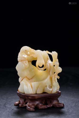 CHINESE JADE PIERCED CARVED MONKEY AND PEACH TABLE ITEM