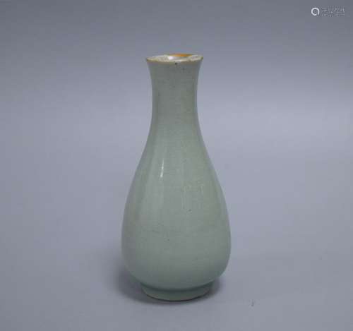 CHINESE PORCELAIN CELADON GLAZE VASE