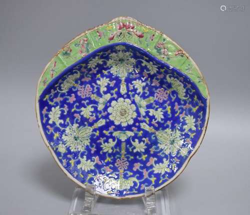 CHINESE EXPORT PORCELAIN FAMILLE ROSE SHELL SHAPED DISH