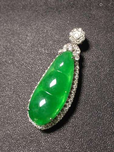 NATURAL JADEITE 18K GOLD DIAMOND BEAN PENDANT