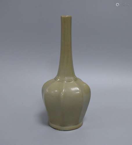 CHINESE PORCELAIN CELADON GLAZE VASE