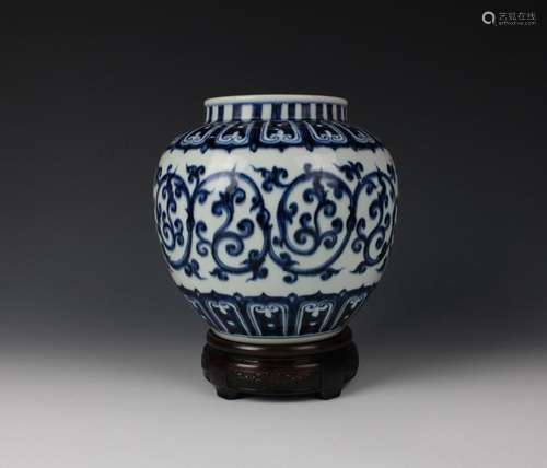 CHINESE PORCELAIN BLUE AND WHITE JAR