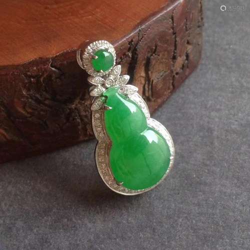 NATURAL JADEITE 18K GOLD DIAMOND GOURD PENDANT