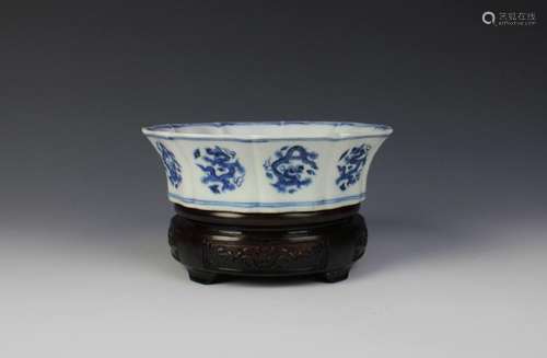 CHINESE PORCELAIN BLUE AND WHITE BRUSH WASHER