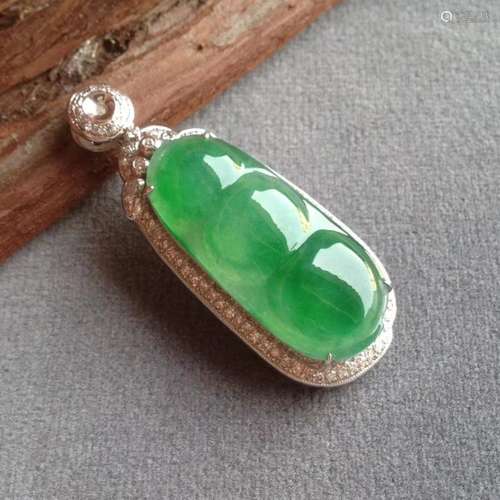 NATURAL JADEITE 18K GOLD DIAMOND BEAN PENDANT