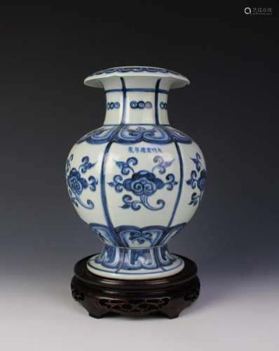 CHINESE PORCELAIN BLUE AND WHITE VASE