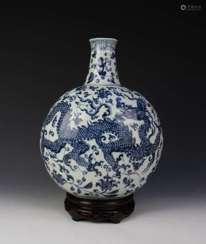 CHINESE PORCELAIN BLUE AND WHITE DRAGON MOONFLASK VASE