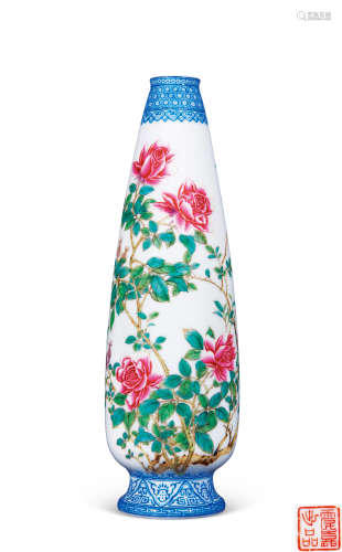 1944年 粉彩花卉瓶