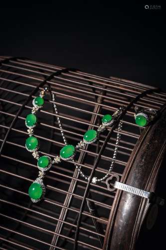 缅甸满绿翡翠木那种配18K白金镶钻石项链、戒指套装