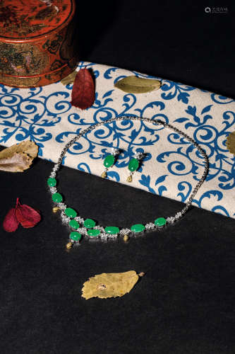 缅甸天然满绿翡翠配18K黄金、白金镶钻蛋面项链、耳环套装