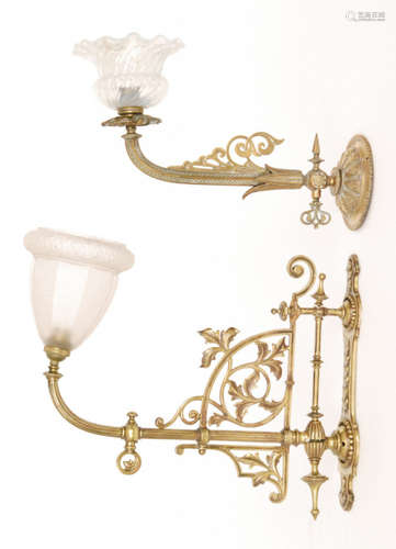 A small 20th Century brass wall oil lamp and bracket with fluted shade