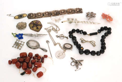 A parcel lot of jewellery items to include sweetheart brooches filigree work bracelet