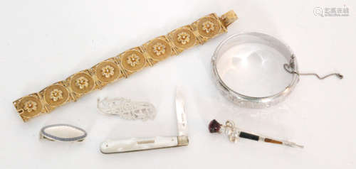 Six items of silver and white metal jewellery to include a bangle