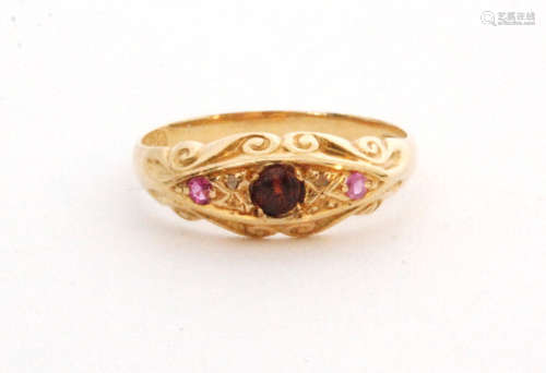 An early 20th Century 18ct hallmarked garnet and ruby three stone boat shaped ring with diamond spacers