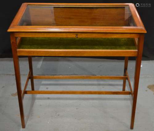 A late 20th Century mahogany bijoiterie table or vitrine of rectangular form