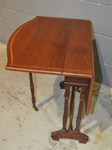 An Edwardian satinwood crossbanded mahogany Sutherland table