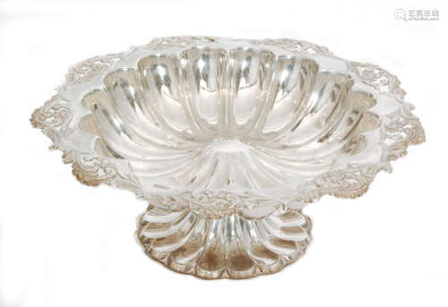 An Edwardian hallmarked silver tazza of circular outline with fluted bowl and pierced foliate edge all to conforming circular pedestal foot