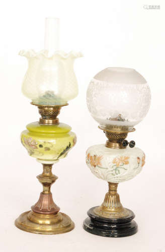 An Edwardian brass oil lamp with vaseline glass shade on circular ribband base