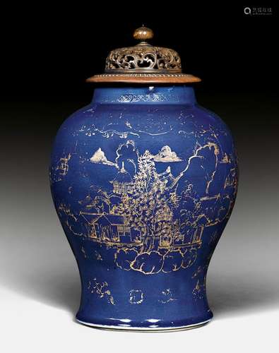 DUNKELBLAUE BALUSTERVASE MIT GOLDMALEREI.