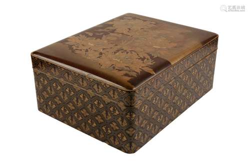 LARGE LACQUER BOX, MEIJI PERIOD (1868-1912)