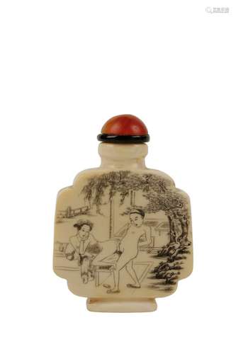 SMALL 'EROTIC' IVORY SNUFF BOTTLE, QING DYNASTY / REPUBLIC PERIOD