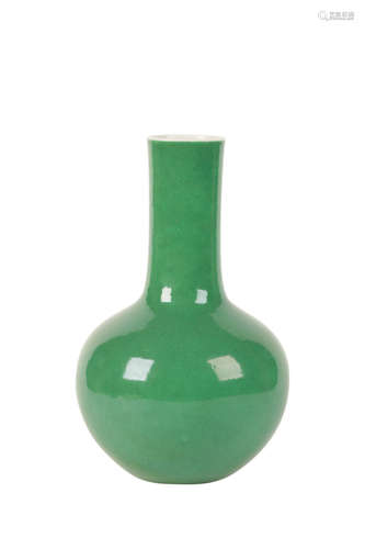 APPLE-GREEN CRACKLE -GLAZE BOTTLE VASE, 18TH CENTURY