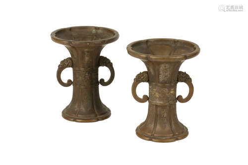 SMALL PAIR OF BRONZE VASES, MEIJI PERIOD (1868-1912)