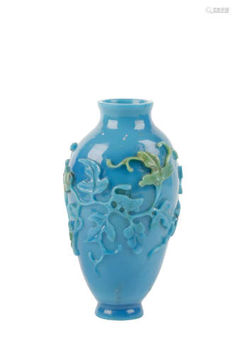 TURQUOISE PEKING GLASS VASE, QING DYNASTY, 19TH CENTURY