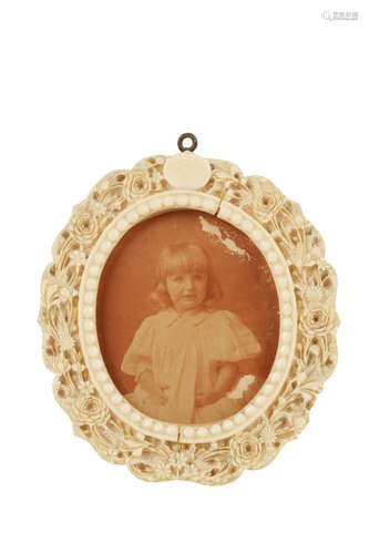 CARVED IVORY PHOTOGRAPH FRAME, 19TH CENTURY