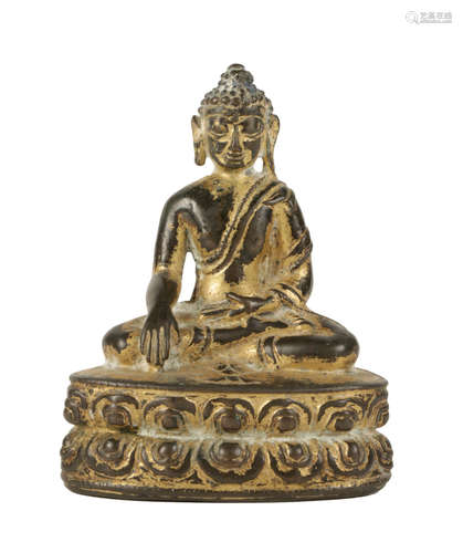 GILT BRONZE SEATED BUDDHA, TIBET, 16TH / 17TH CENTURY