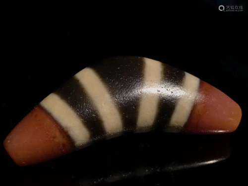 A COW HORN SHAPED DZI BEAD